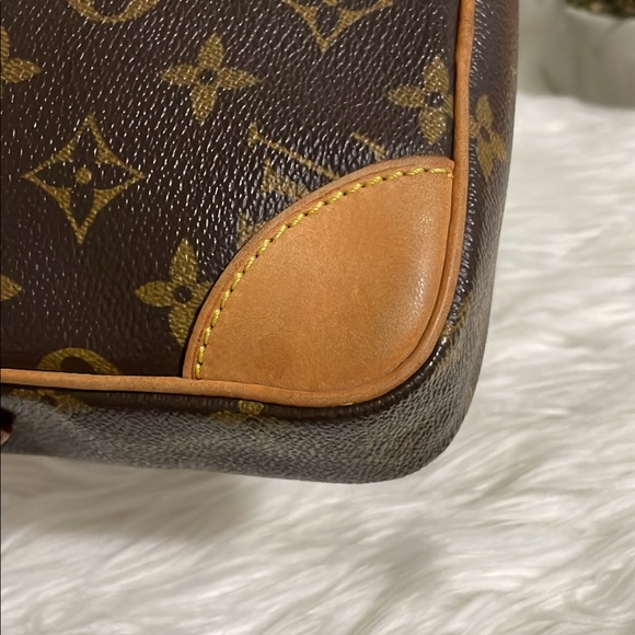 Louis Vuitton Danube Crossbody - Picture 9 of 16